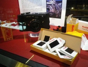 Jean-Marie Sepulchre nous invite cette fois à partir avec lui en croisière lors d’une magnifique exposition intitulée « Dernière Croisière au Kodachrome », au Leica Store jusqu’au 29 décembre.