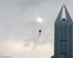 Cerf-volant chinois, Shanghai 2007, Sur cette grande place où les buildings viennent chatouiller les nuages, ce cerf-volant s’élevait avec agilité vers la trouée faite par le Soleil, comme pour s’échapper.© Clément Pinçon