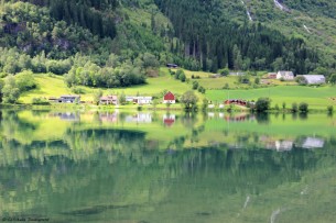 Reflets dans l'eau, Non loin de la petite ville d’Utvik en Norvège. Prise avec l’eos 5500D, 15-55mm. © Christelle Daubignard