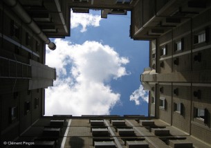 Tête en l’air, rue des Plantes, 75014, 2004, Ce qui m’a plu, en plus de voir la lumière dans cette cour sombre, ce sont les lignes de perspectives et le contre-jour flagrant, comme une taupe qui voit le bout du tunnel ! © Clement Pinçon