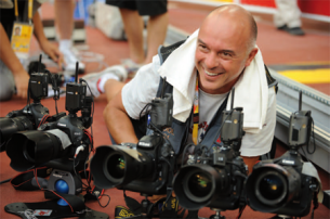 Des plages du Cap d'Agde aux travées du Stade de France le 12 juillet 1998, le photographe de sport pour l'AFP Gabriel Bouys a connu un parcours atypique. Comment en arrive-t-on à photographier l'exploit ? Rencontre.