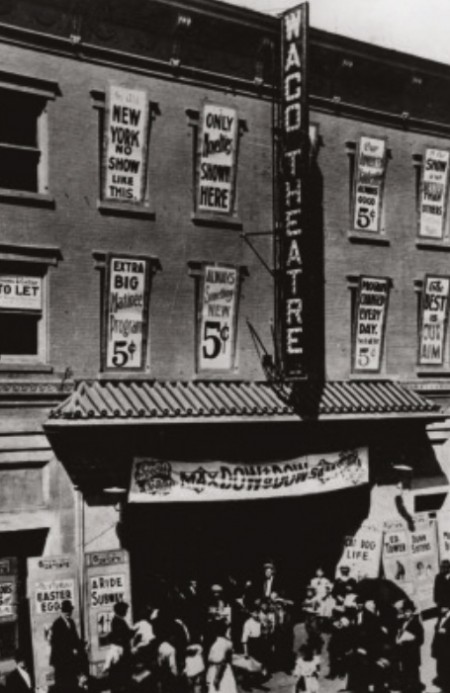 Un nickelodeon ﬂorissant à Waco, Texas, ville d’origine de Thomas Tally qui a ouvert le premier cinéma de Los Angeles, l’Electric Theatre, en 1902.