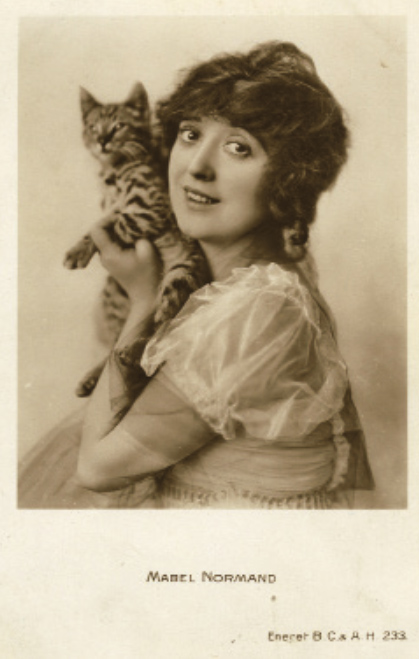 Mabel Normand, vedette du muet, a commencé comme modèle pour les illustrated songs qui accompagnent les ﬁlms à chanter, populaires auprès du public des nickelodeons.