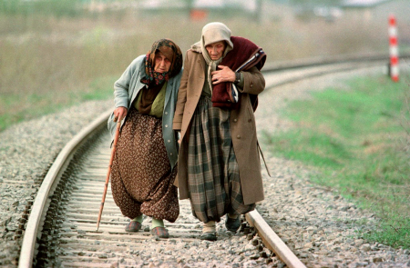 Femmes albanaises fuyant le Kosovo pour se rendre en Macédoine. Eric Feferberf - 01/04/1999