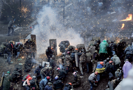 Manifestants montant à l’assaut de la police sous un déluge de feu et de gaz lacrymogènes à Kiev (Ukraine) Louisa Gouliamaki – 20/02/2014