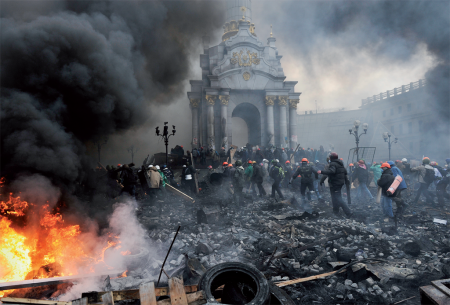 Le feu et les ruines après les affrontements sur la place Maïdan à Kiev (Ukraine) Louisa Gouliamaki – 20/02/2014