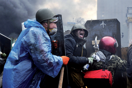 Des manifestants lancent un assaut sur la place Maïdan à Kiev (Ukraine) Louisa Gouliamaki – 20/02/2014