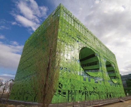 Bâtiment Euronews dans le quartier Confluence à Lyon (Canon EOS 70D en contre-plongée et zoom Tokina 11-16 mm)