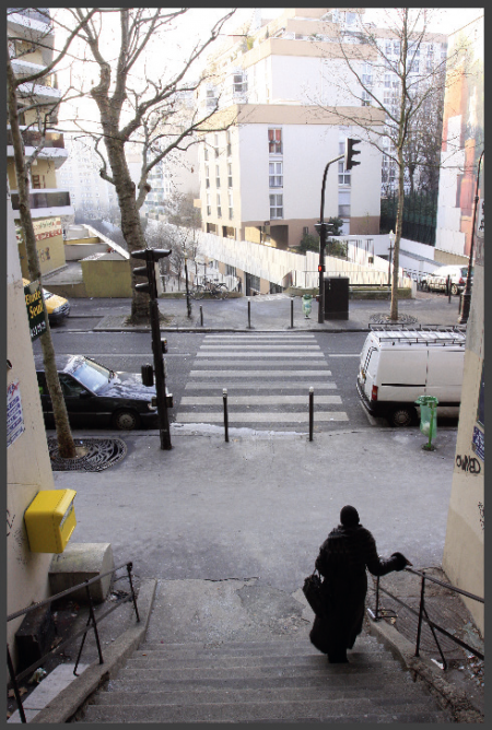 Photo prise en mode "Willy Ronis" : sortie d'immeuble sur rue